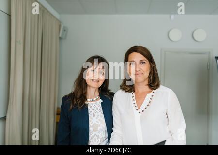 Femmes d'affaires regardant la caméra Banque D'Images