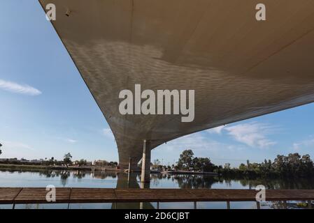 Sant Jaume d Enveja nouveau pont Lo Passador au-dessus de la rivière Ebro Delta de l'Ebre, Tarragone, Catalogne, Espagne. Banque D'Images