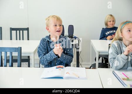 Les enfants en classe Banque D'Images