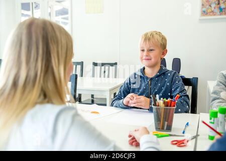 Boy in classroom Banque D'Images