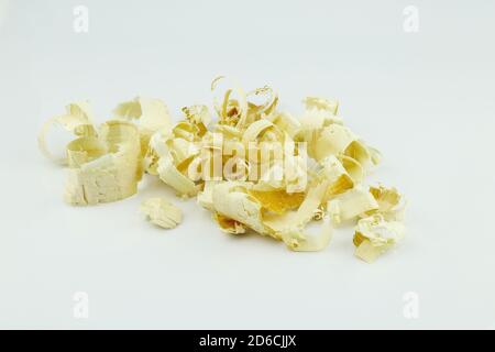 Copeaux de bois isolés sur fond blanc. Pile de morceaux de bois de sciure jaune sur fond blanc Banque D'Images