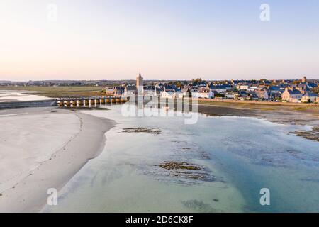 France, Manche, Cotentin, Côte des Isles, Portbail, village et Havre de Portbail (vue aérienne) // France, Manche (50), Cotentin, Côte des Isles, Banque D'Images