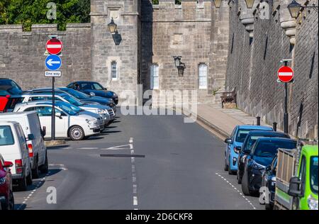 Deux panneaux « No Entry » sur une rue à sens unique en Angleterre, au Royaume-Uni. Banque D'Images