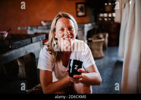 Smiling woman looking at camera Banque D'Images