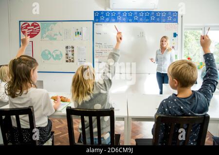 Les enfants en classe Banque D'Images