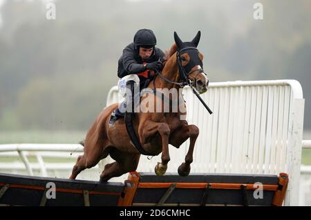 Cabot Cliffs, monté par Harry Skelton, remporte le Sky Sports Racing sur Sky 415 Juvenile Hurdle (GBB Race) à l'hippodrome d'Uttoxeter. Banque D'Images