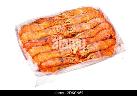 langoustines argentines gelées sur fond blanc. Studio photo Banque D'Images