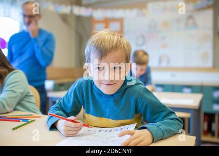 Boy in classroom Banque D'Images