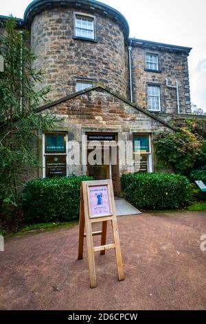 Vendredi 16 octobre 2020. Édimbourg, Royaume-Uni. Visiteurs à l'exposition "Florilegium: Un rassemblement de fleurs" à Inverleith House dans le jardin botanique royal d'Édimbourg. L’exposition biennale est la première d’un nouveau programme, car Inverleith House commence sa transformation en Climate House après quatre ans de fermeture, après l’attribution de la subvention de transformation du Fonds d’art contemporain d’entrée en vigueur. Banque D'Images