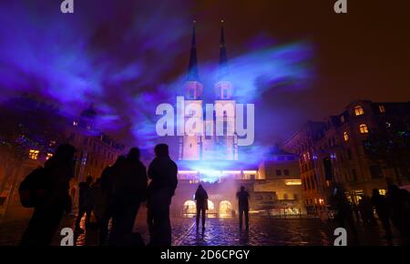 15 octobre 2020, Saxe-Anhalt, Halle (Saale): Les passants regardent les auroras artificiellement générés sur le Hallmarkt à l'aide de faisceaux laser et de brouillard. L'installation d'éclairage intitulée « Borealis » de l'artiste suisse Dan Acher fait partie du Silver Salt Science and Media Festival de cette année. Sous la devise 'Home Earth', elle aura lieu du 14 au 18 octobre à Halle (Saale). Photo: Jan Woitas/dpa-Zentralbild/dpa Banque D'Images