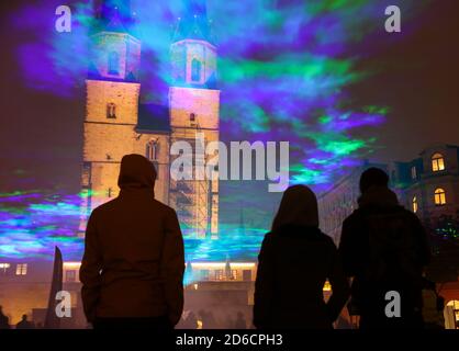 15 octobre 2020, Saxe-Anhalt, Halle (Saale): Les passants regardent les auroras artificiellement générés sur le Hallmarkt à l'aide de faisceaux laser et de brouillard. L'installation d'éclairage intitulée « Borealis » de l'artiste suisse Dan Acher fait partie du Silver Salt Science and Media Festival de cette année. Sous la devise 'Home Earth', elle aura lieu du 14 au 18 octobre à Halle (Saale). Photo: Jan Woitas/dpa-Zentralbild/dpa Banque D'Images