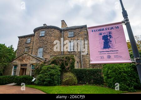 Vendredi 16 octobre 2020. Édimbourg, Royaume-Uni. Visiteurs à l'exposition "Florilegium: Un rassemblement de fleurs" à Inverleith House dans le jardin botanique royal d'Édimbourg. L’exposition biennale est la première d’un nouveau programme, car Inverleith House commence sa transformation en Climate House après quatre ans de fermeture, après l’attribution de la subvention de transformation du Fonds d’art contemporain d’entrée en vigueur. Banque D'Images