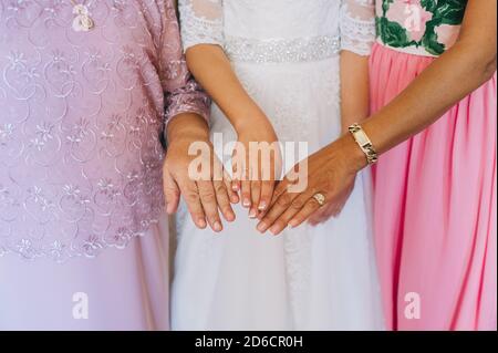 Trois générations - fille, mère et grand-mère le jour du mariage. Banque D'Images