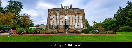 Vendredi 16 octobre 2020. Édimbourg, Royaume-Uni. Visiteurs à l'exposition "Florilegium: Un rassemblement de fleurs" à Inverleith House dans le jardin botanique royal d'Édimbourg. L’exposition biennale est la première d’un nouveau programme, car Inverleith House commence sa transformation en Climate House après quatre ans de fermeture, après l’attribution de la subvention de transformation du Fonds d’art contemporain d’entrée en vigueur. Banque D'Images