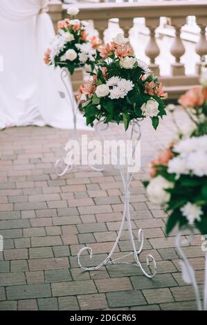 Décoration florale de mariage dans des tons pastel chaleureux pour la cérémonie de mariage. Détails floraux. Banque D'Images