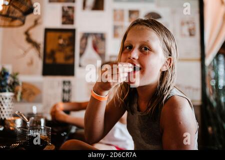 Smiling girl looking at camera Banque D'Images