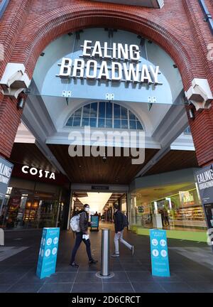 Le centre commercial Ealing Broadway à Ealing, Londres, après que le maire de Londres, Sadiq Khan, a annoncé que Londres sera muté vers les restrictions de niveau 2 du coronavirus à partir de minuit vendredi. Banque D'Images