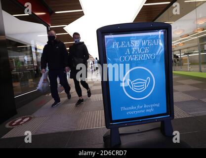 Un panneau d'information couvrant le visage dans le centre commercial Ealing Broadway à Ealing, Londres, après que le maire de Londres Sadiq Khan a annoncé que Londres sera déplacé vers les restrictions de niveau 2 du coronavirus à partir de minuit vendredi. Banque D'Images