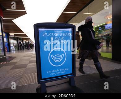 Un panneau d'information couvrant le visage dans le centre commercial Ealing Broadway à Ealing, Londres, après que le maire de Londres Sadiq Khan a annoncé que Londres sera déplacé vers les restrictions de niveau 2 du coronavirus à partir de minuit vendredi. Banque D'Images