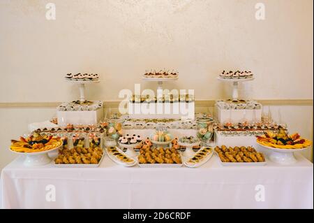 Plusieurs délicieuses friandises colorées dans une barre de bonbons lors d'un mariage. Table douce. Buffet de mariage. Banque D'Images