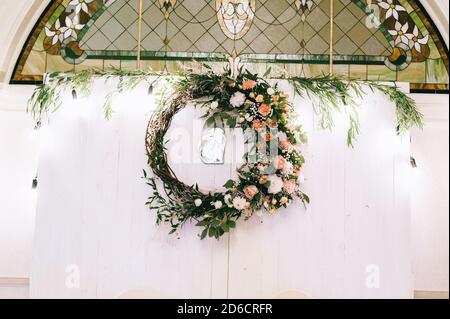 Couronne de mariage aux couleurs pastel de style boho sur fond blanc en bois. Banque D'Images