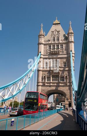 Circulation traversant Tower Bridge, sur la Tamise, Londres, Angleterre. Banque D'Images