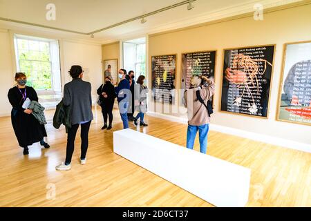 Vendredi 16 octobre 2020. Édimbourg, Royaume-Uni. Visiteurs à l'exposition "Florilegium: Un rassemblement de fleurs" à Inverleith House dans le jardin botanique royal d'Édimbourg. L’exposition biennale est la première d’un nouveau programme, car Inverleith House commence sa transformation en Climate House après quatre ans de fermeture, après l’attribution de la subvention de transformation du Fonds d’art contemporain d’entrée en vigueur. Banque D'Images