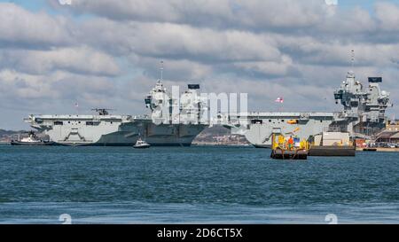 Le porte-avions de la Marine royale, le HMS Queen Elizabeth (R08), est retourné à Portsmouth (Royaume-Uni) le 15 octobre 2020 après d'importants exercices navals. Banque D'Images