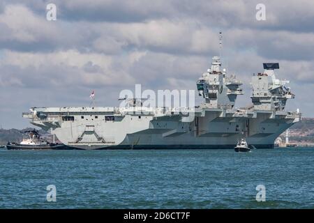 Le porte-avions de la Marine royale, le HMS Queen Elizabeth (R08), est retourné à Portsmouth (Royaume-Uni) le 15 octobre 2020 après d'importants exercices navals. Banque D'Images