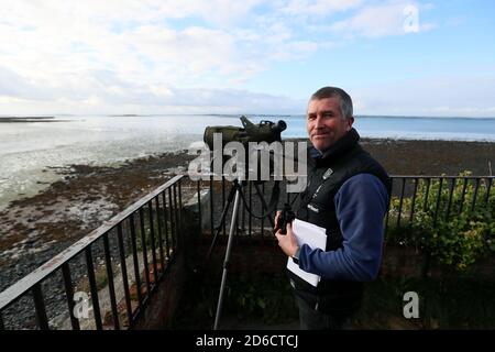 Andrew Upton, directeur de la campagne du National Trust pour East Down, sur les rives de Strangford Lough à Newtownards, en Irlande du Nord, alors que le National Trust effectue son dénombrement annuel de la population canadienne de Bernaches cravants. Entre 20,000 et 30,000 oies arrivent sur le lough chaque année après avoir voyagé du Canada. Banque D'Images