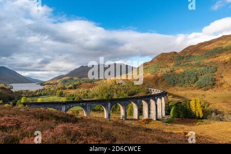 FORT WILLIAM SCOTLAND LE VIADUC DE GLENFINNAN EN AUTOMNE ET LOCH SHIEL AU LOIN Banque D'Images