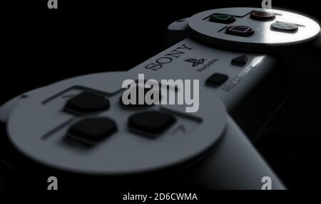 Une manette de jeu Sony classique et originale dans Dark moody lighting, le 15 juillet 2020 à Bristol, Royaume-Uni Banque D'Images