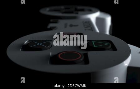 Une manette de jeu Sony classique et originale dans Dark moody lighting, le 15 juillet 2020 à Bristol, Royaume-Uni Banque D'Images