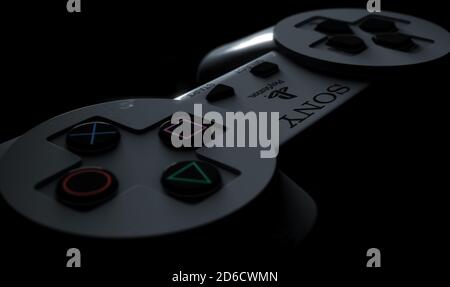 Une manette de jeu Sony classique et originale dans Dark moody lighting, le 15 juillet 2020 à Bristol, Royaume-Uni Banque D'Images