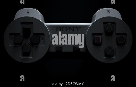 Une manette de jeu Sony classique et originale dans Dark moody lighting, le 15 juillet 2020 à Bristol, Royaume-Uni Banque D'Images