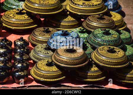 Souvenirs de bois laqué peint à l'intérieur du site archéologique de Bagan, Myanmar Banque D'Images