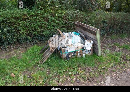 Sint Gillis Waas, Belgique, 15 octobre 2020, déchets de construction et autres déchets déversés dans la nature Banque D'Images