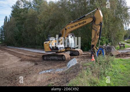 Sint Gillis Waas, Belgique, 15 octobre 2020, une grande pelle hydraulique creuse une route dans un ancien parc Banque D'Images