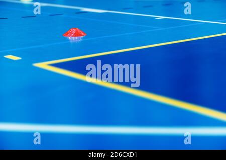 Terrain d'entraînement de football à l'intérieur. Terrain d'entraînement Futsal avec cône rouge et lignes de terrain blanches et jaunes. Salle d'entraînement de football intérieure Banque D'Images