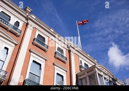 Le drapeau Union également connu sous le nom de drapeau Union Jack Du Royaume-Uni de Grande-Bretagne et d'Irlande du Nord vole contre un ciel d'automne bleu vif à Banque D'Images