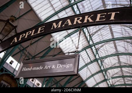 Le panneau au-dessus de l'entrée de la section Apple Market du marché couvert Covent Garden dans le centre de Londres. 08 octobre 2020. Photo: Neil Turner Banque D'Images