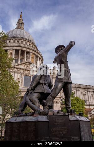 Le mémorial des pompiers héroïques qui ont perdu la vie Protéger Londres pendant la période éclair de la Seconde Guerre mondiale avec Le dôme de la cathédrale Saint-Paul Banque D'Images