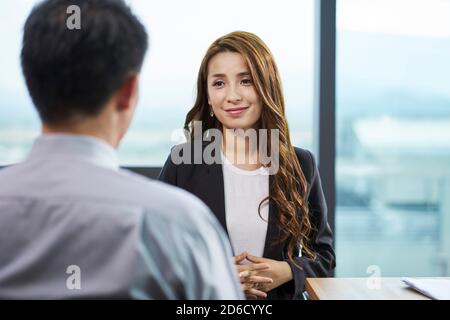 jeune femme d'affaires asiatique interrogée par le responsable des rh à bureau d'entreprise moderne Banque D'Images