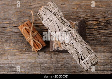 Ensemble de sauge blanche séchée et bâtonnets de palo santo sur fond de bois ancien. Suppression et correction de l'énergie.gros plan avec de l'espace pour le texte. Banque D'Images