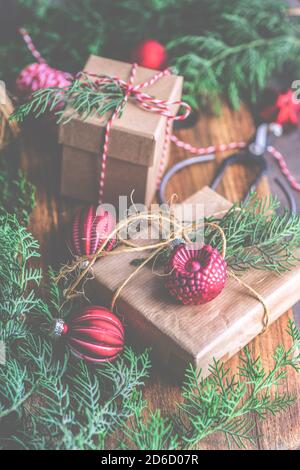 Concept de carte de Noël avec boîtes cadeaux décorées avec ruban et boules Banque D'Images