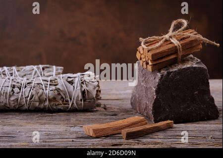 Bâtonnets de sauge blancs et bâtonnets de sauge palo santo sur le vieux fond en bois. Banque D'Images