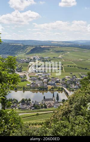 Vallée de la Moselle avec rivière Moselle et petit village Banque D'Images