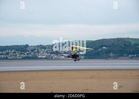 Un avion microléger qui départ sur la plage d'Arnside, Cumbria. ROYAUME-UNI Banque D'Images