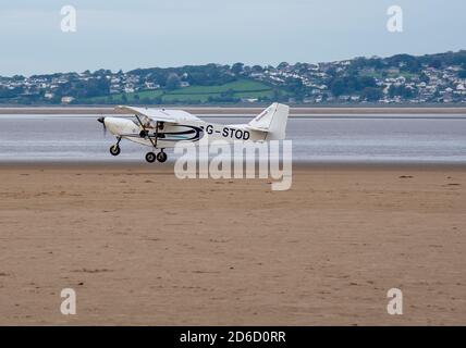 Un avion microléger qui départ sur la plage d'Arnside, Cumbria. ROYAUME-UNI Banque D'Images