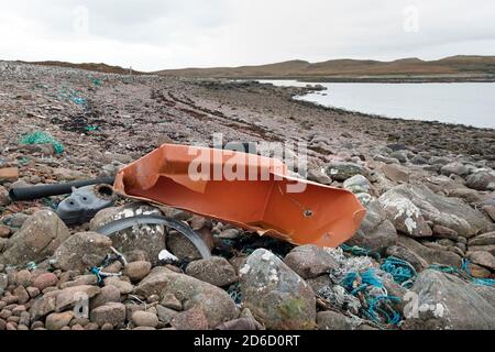 Déchets de plastique et autres débris lavés sur la rive près de Old Dornie sur la péninsule de Coigach, Wester Ross, dans les Highlands du Nord-Ouest de l'Écosse, au Royaume-Uni Banque D'Images